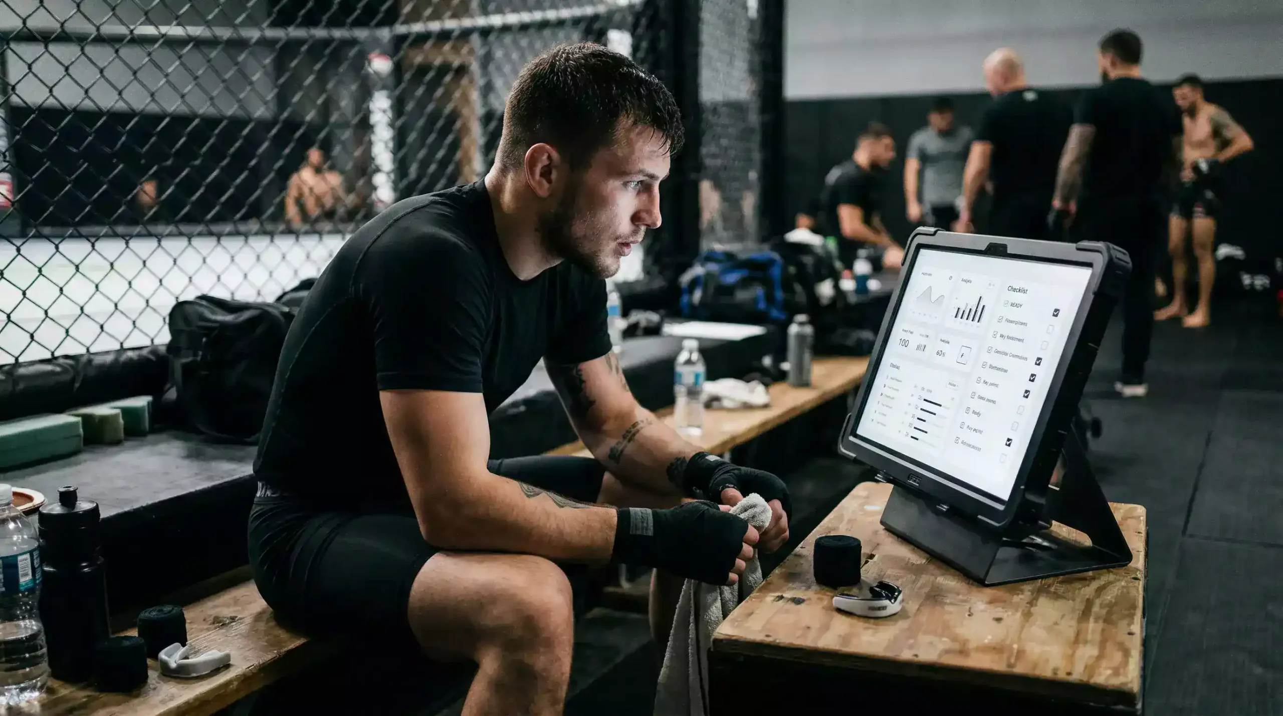 Processo de análise pré-luta no UFC com checklist de factores a avaliar antes de apostar