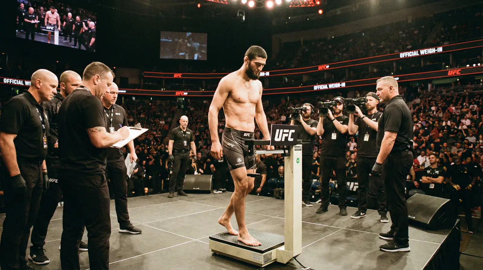 Lutador do UFC na pesagem com estatísticas sobre impacto de cortes de peso