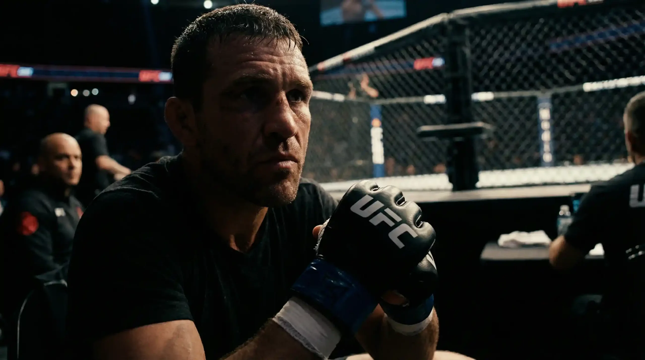 Lutador de UFC concentrado antes do combate no octógono